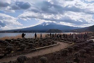 夏洛特椒蜜❤️?乔治赛后给客场球迷们签名 并与球迷击拳致意